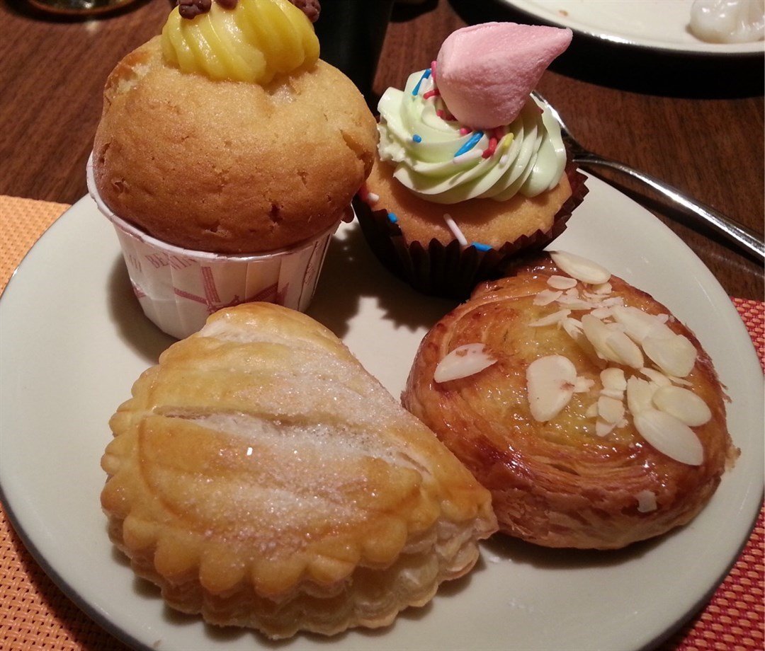 南丫島西式食店, 小店, Jing Jing Bar, 英式, 英國菜, 英式早餐, 酒吧, 芝士餅, 芝士蛋糕, 豆腐芝士餅, Shelly Cake Express, 西式, 西餐, 離島, 南丫島, 榕樹灣, 榕樹灣大街, 榕樹灣民宿, 小食, 掃街, Tropicana Juices and Snacks, Holimood, 南丫島食玩