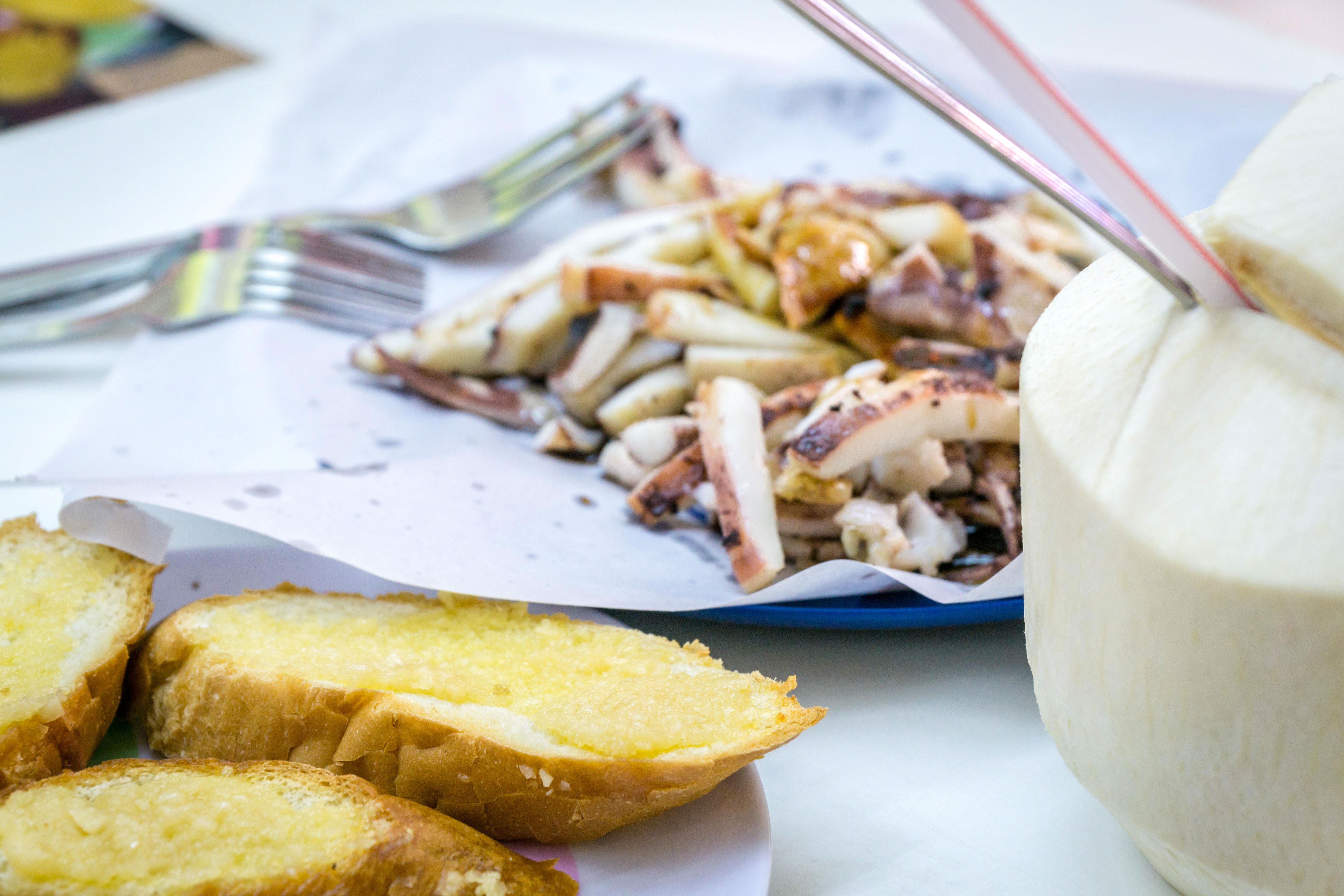 大澳, 美食, 小食, 小店, 大澳小食, 貓澳, 燒烤, 紫貝天葵茶, 雞蛋仔, 炭燒雞蛋仔, 雞蛋仔伯伯, 吉慶街, 大嶼山, 東涌, 肥妹燒烤小食, 海鮮, 地道, Holimood, 旅遊, 海景