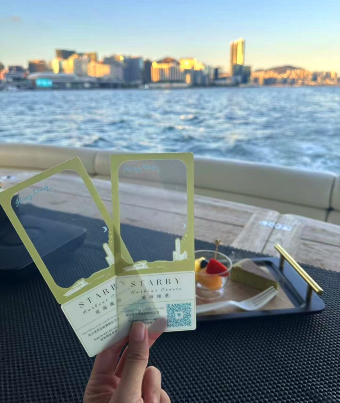 維港遊艇觀光途中船上小食與城市天際線打卡畫面