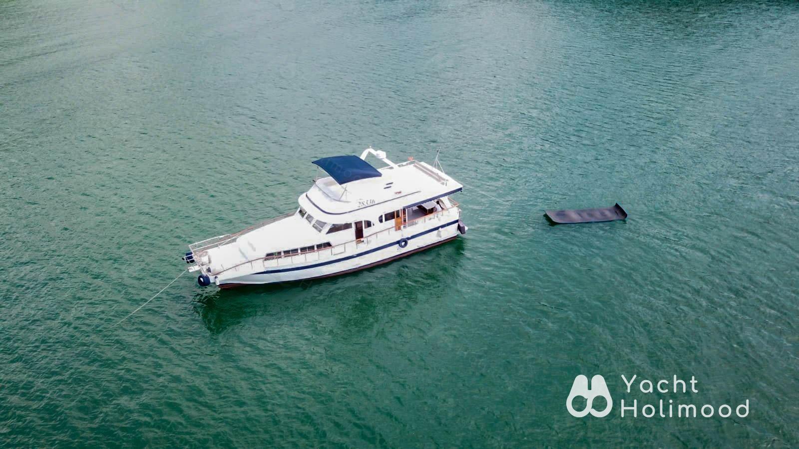 西貢出發的雙層遊艇俯拍：停在翠綠海水之上，配有水上浮台