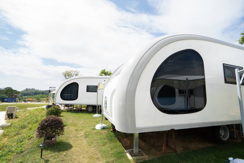 Park Nature 草地上的白色露營車及固定式露營住宿艙外觀