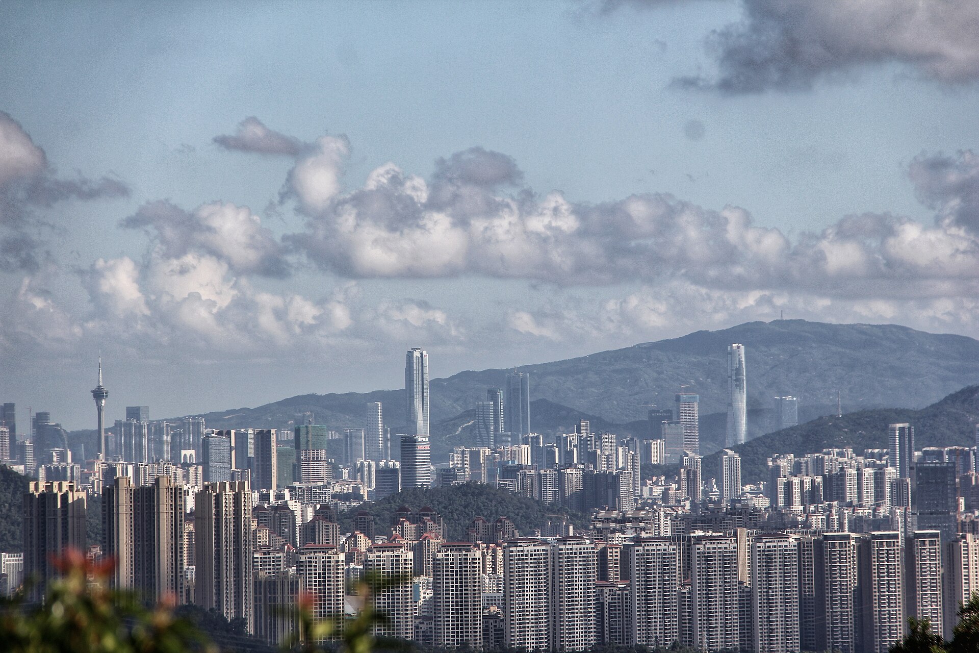 澳門城市天際線,左側可見澳門塔,遠方為珠海方向山地
