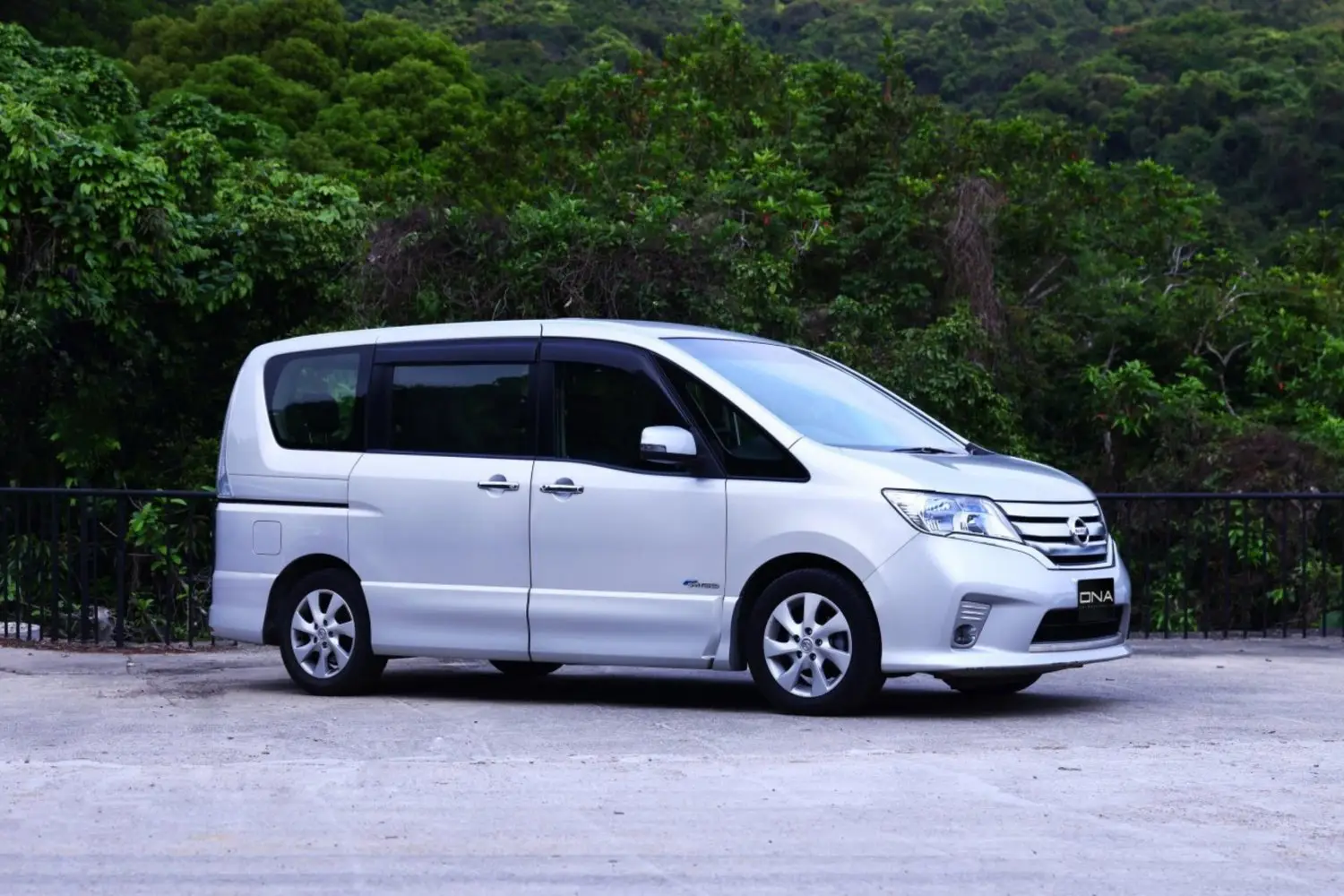 DNA Rental Car 香港租車自駕 【家庭出遊首選】Nissan Serena - 舒適多用途8人車 (月租) 1