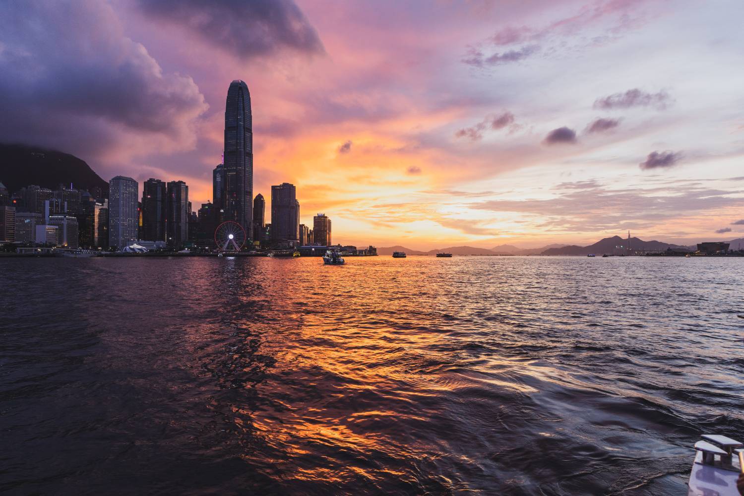 Holimood HK 【星海維港 - 英式奢華遊艇體驗】｜附送精緻餐飲及拍攝服務 12