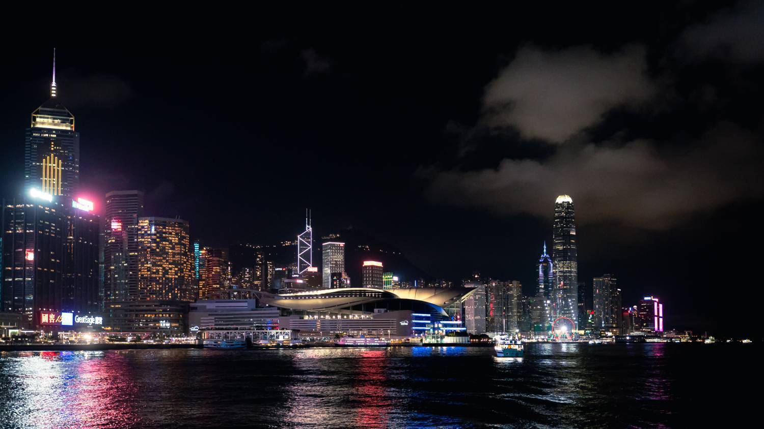 Holimood HK 【星海維港 - 英式奢華遊艇體驗】｜附送精緻餐飲及拍攝服務 13