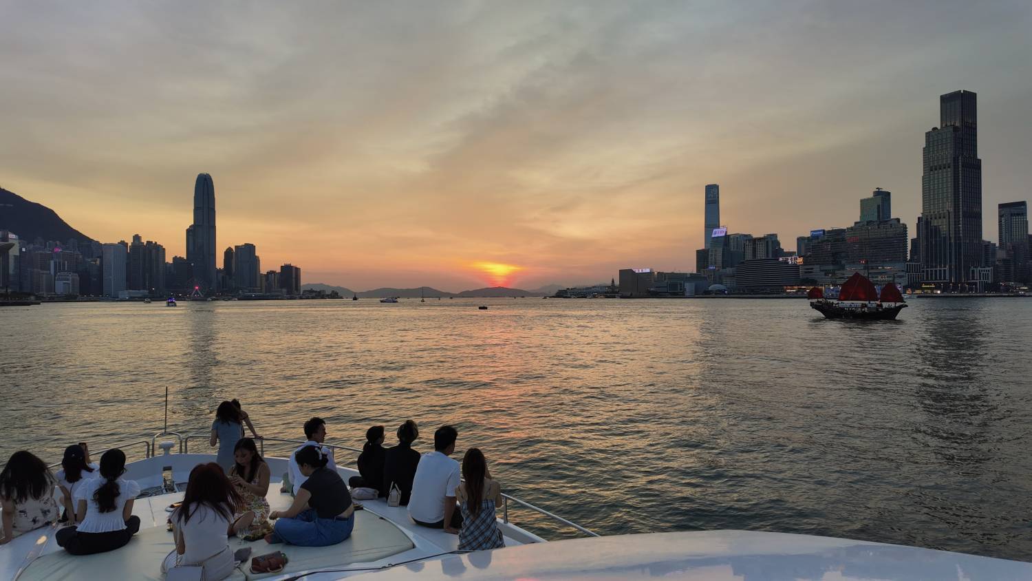 Holimood HK 【星海維港 - 英式奢華遊艇體驗】｜附送精緻餐飲及拍攝服務 4