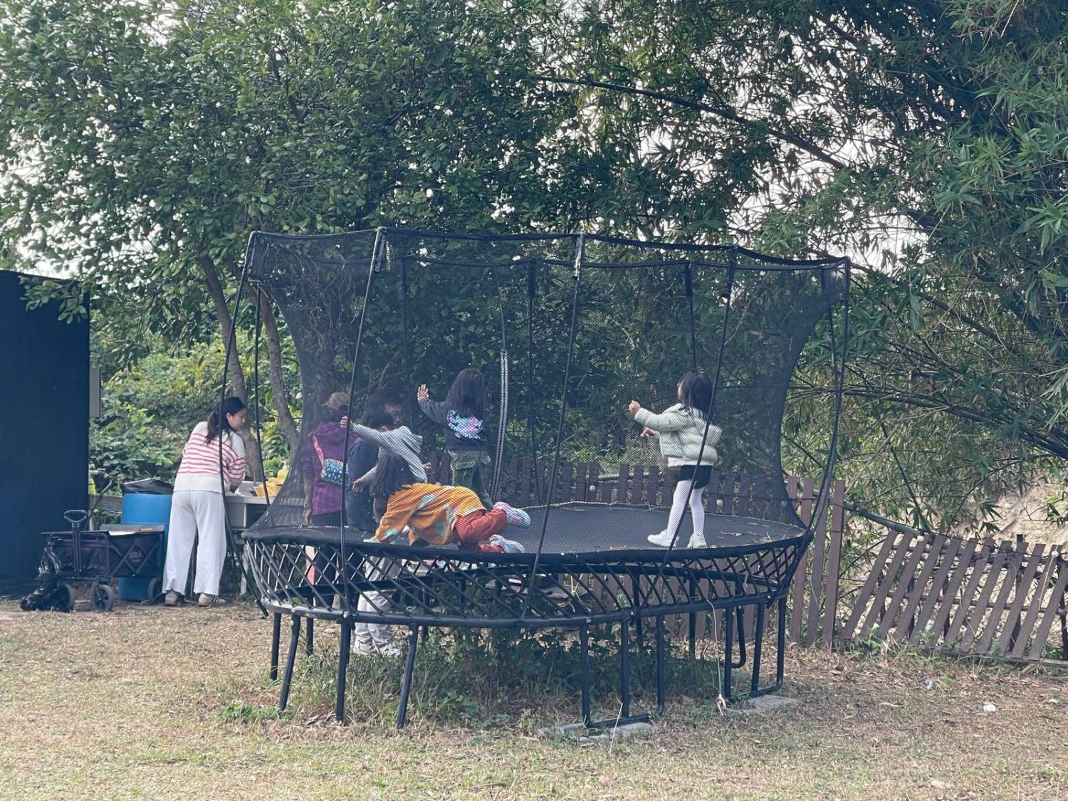 WE CAMP 元朗露營 - 15萬呎營地｜豪華露營、汽車露營、塘景露營體驗 【汽車露營區A-Zone】【自扎營】租用營帳/汽車露營(1-3人) 9