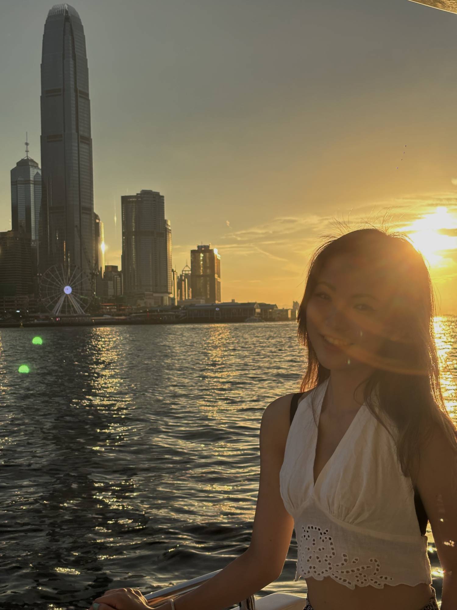 Holimood HK 【星海維港 - 英式奢華遊艇體驗】｜附送精緻餐飲及拍攝服務 8