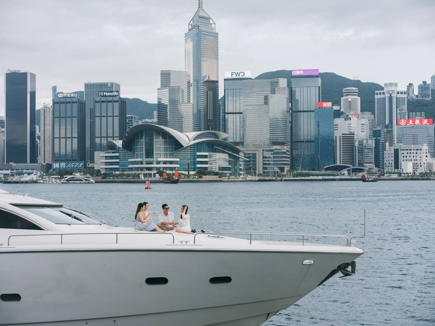 Holimood HK 【星海維港 - 英式奢華遊艇體驗】｜附送精緻餐飲及拍攝服務 3