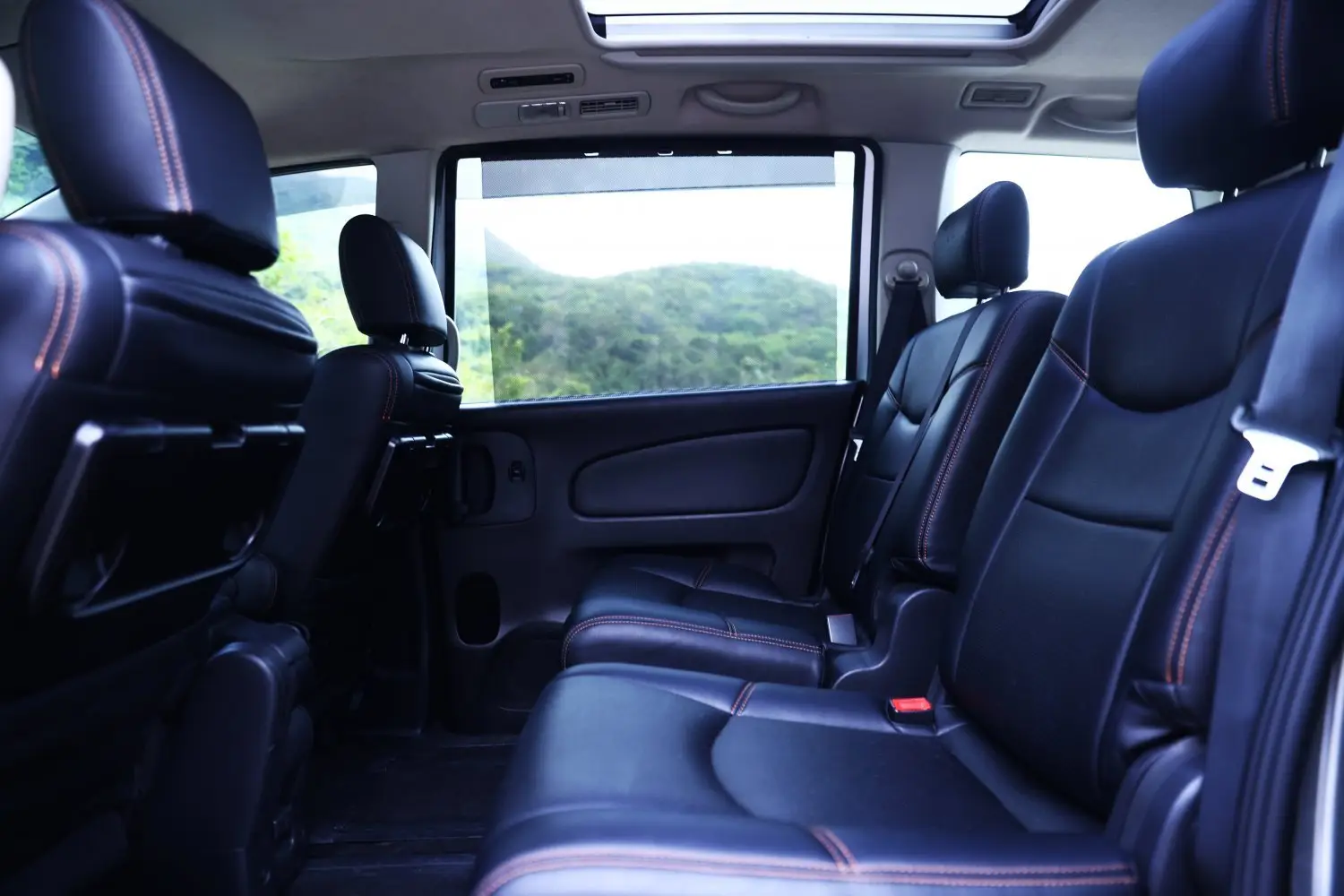 DNA Rental Car 香港租車自駕 【家庭出遊首選】Nissan Serena - 舒適多用途8人車 (月租) 8