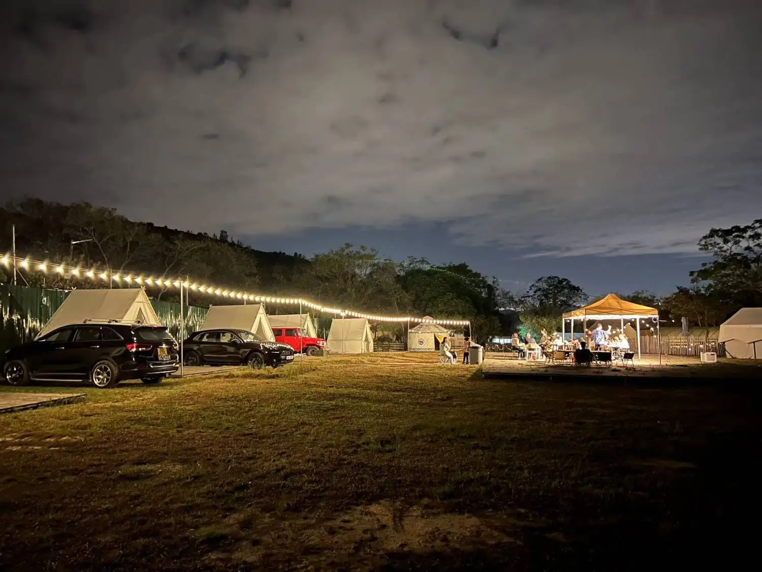 WE CAMP 元朗露營 - 15萬呎營地|豪華露營、汽車露營、塘景露營體驗 【超大草原C-zone】【自扎營】 車邊/露營Feel/豪華版BBQ/火鍋專用區/獨享場地 11