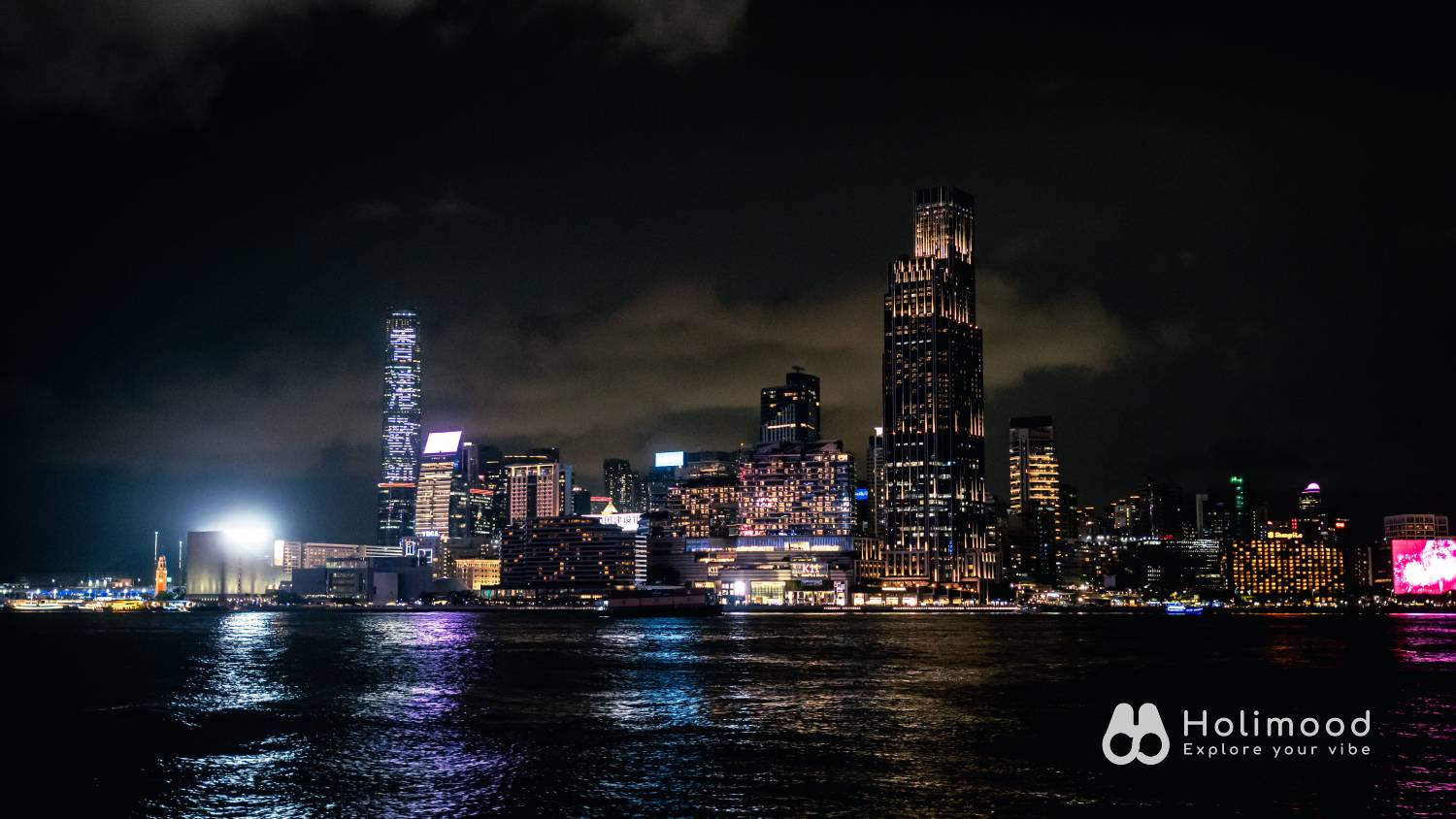 Holimood HK 【星海維港】豪華遊艇海上觀光|附送精緻美點+無限暢飲 (中環上落) 10