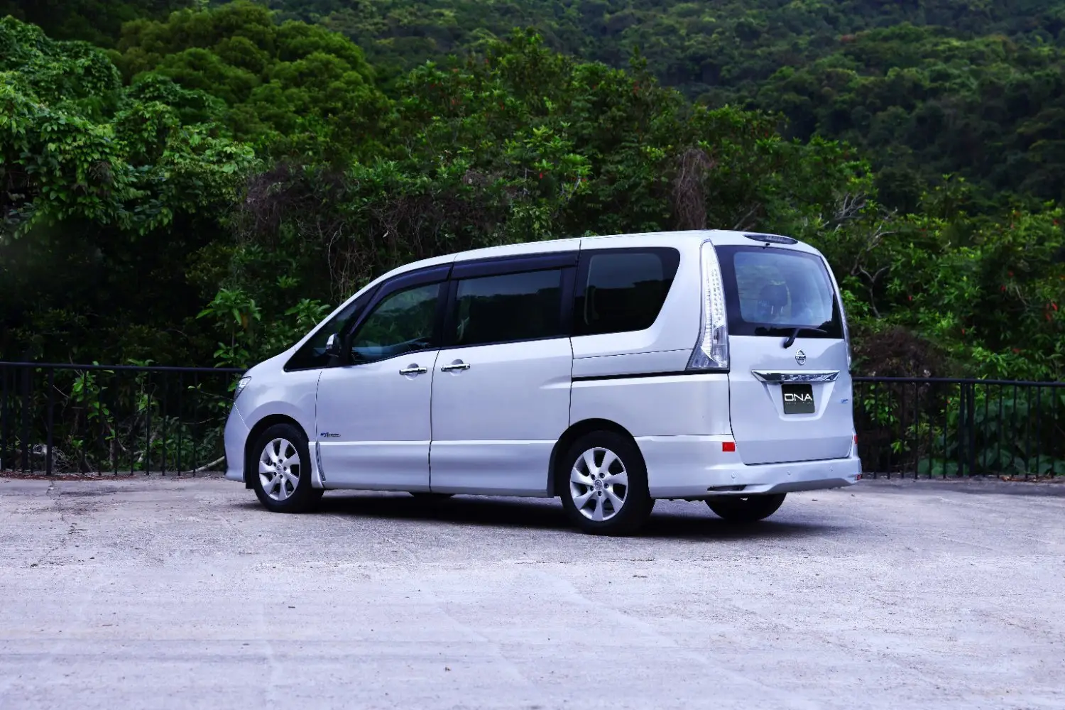 DNA Rental Car 香港租車自駕 【家庭出遊首選】Nissan Serena - 舒適多用途8人車 (月租) 2