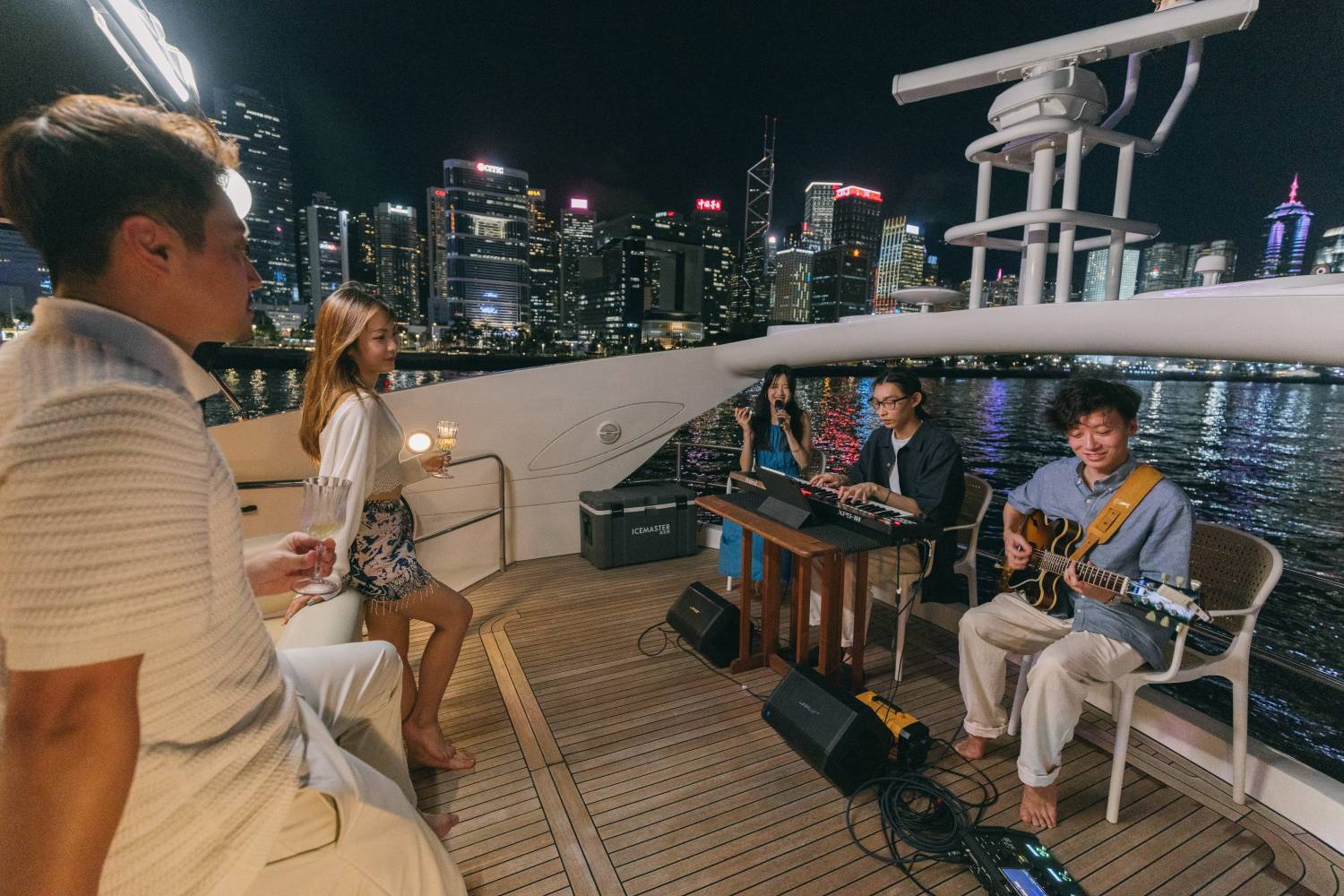 Holimood HK 【星海維港 - 英式奢華遊艇體驗】｜附送精緻餐飲及拍攝服務 9