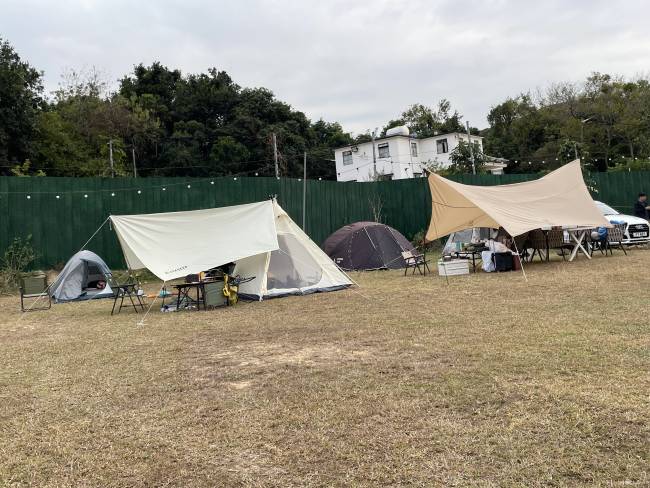 WE CAMP 元朗錦田汽車露營區,超大草原適合小朋友放電